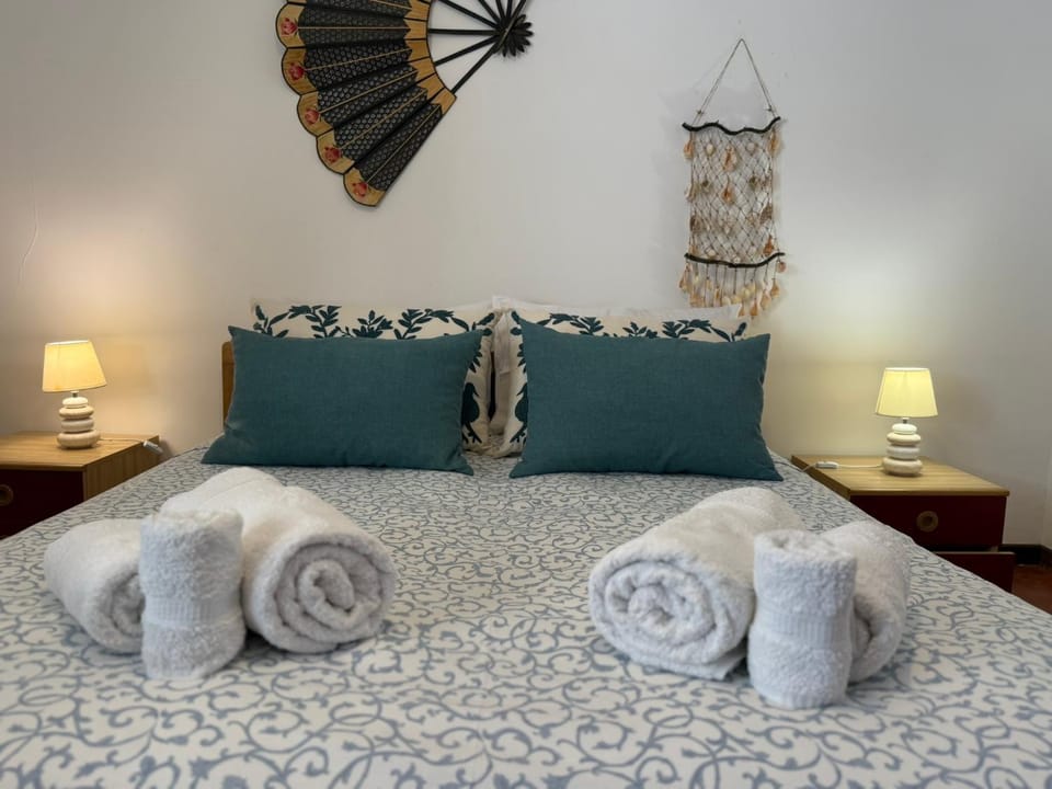 Bed, Bedroom, towels