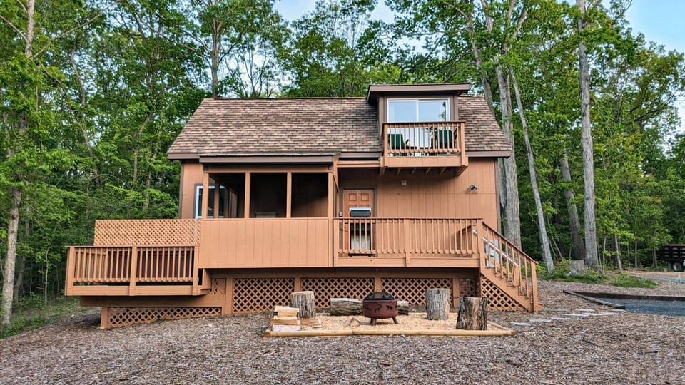 Oak Tree cabin near the Shenandoah River Cabin in Shenandoah Valley