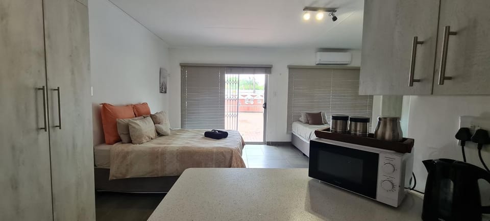 Kitchen or kitchenette, Photo of the whole room, Bedroom