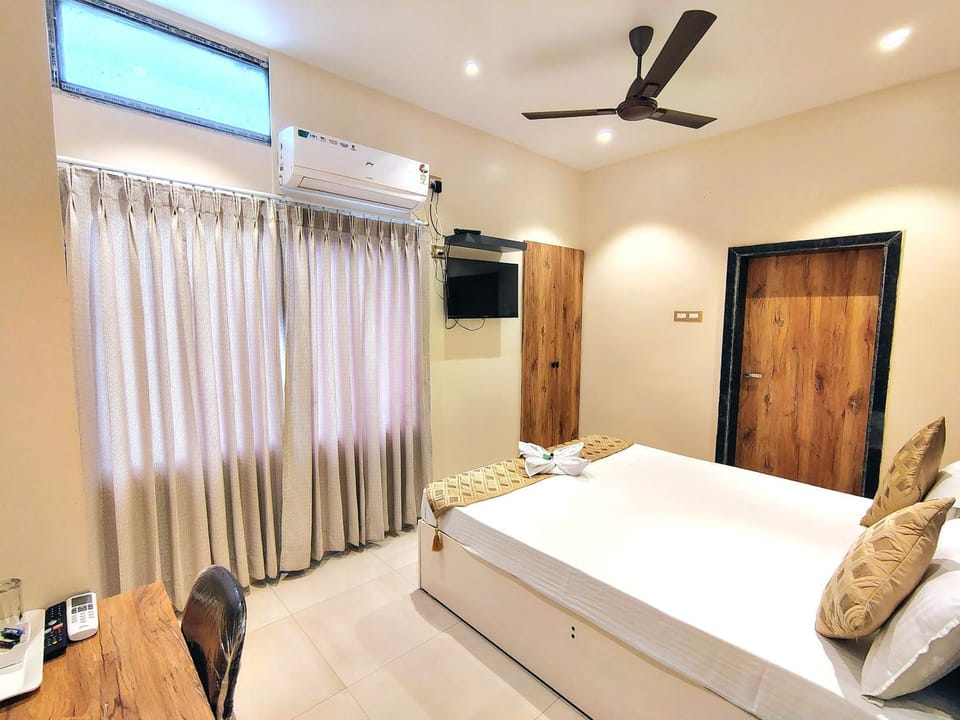 Bed, TV and multimedia, Photo of the whole room, Bedroom, wardrobe, air conditioner