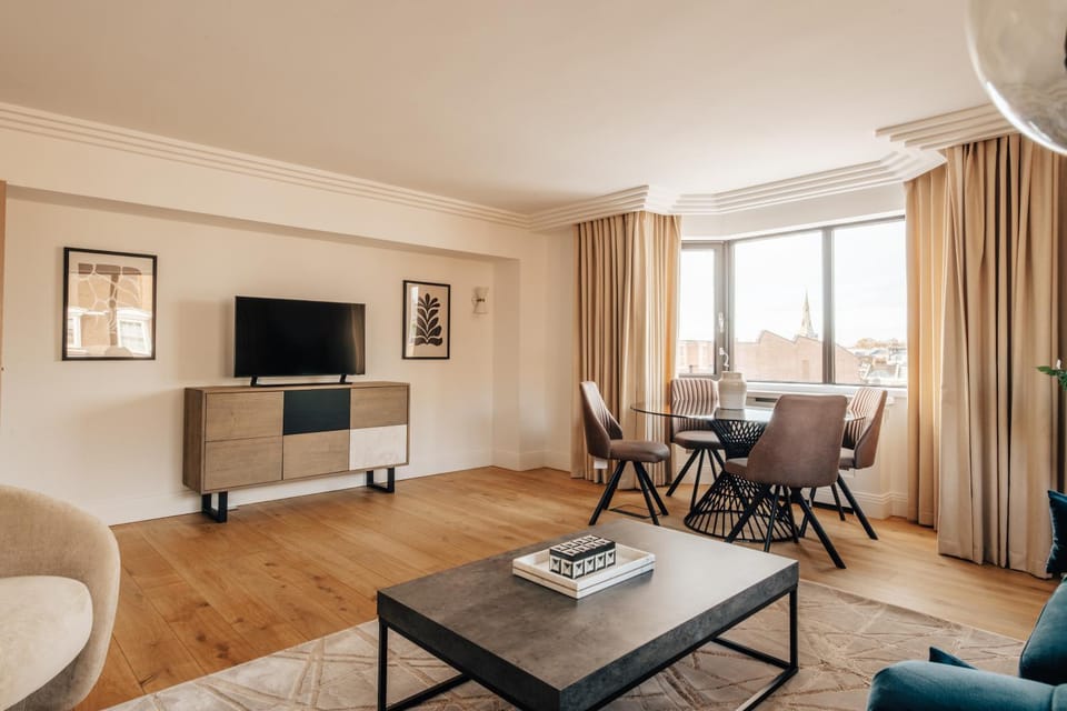 TV and multimedia, Living room, Seating area, Dining area