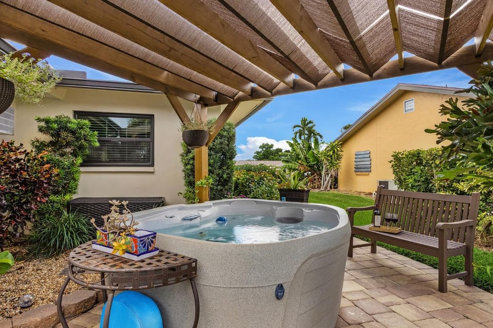 Waterfront Bliss with Saltwater Pool, Hot Tub & Dockside Fire Table - Kathys Cottage - Roelens House in Cape Coral