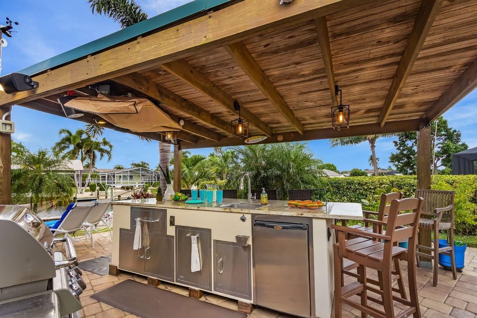 Waterfront Bliss with Saltwater Pool, Hot Tub & Dockside Fire Table - Kathys Cottage - Roelens House in Cape Coral