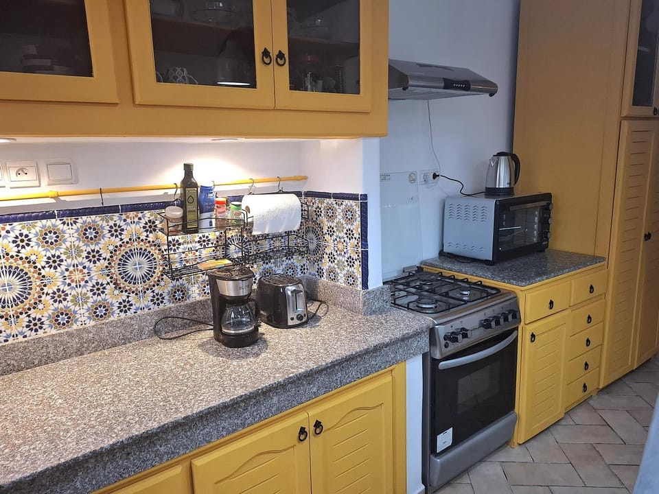 Coffee/tea facilities, Kitchen or kitchenette, stove