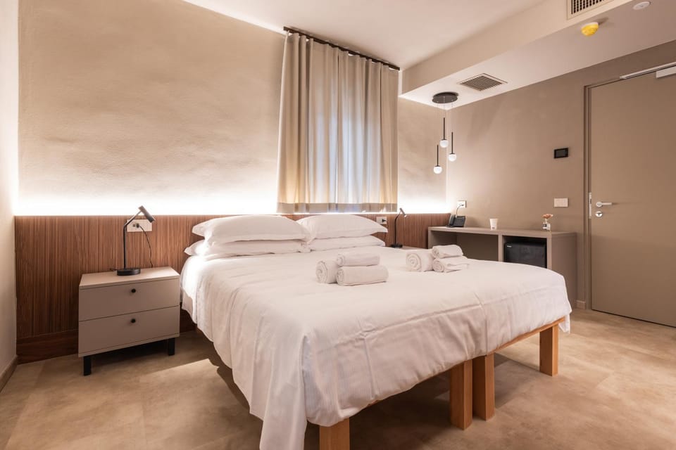 Photo of the whole room, Bedroom, towels