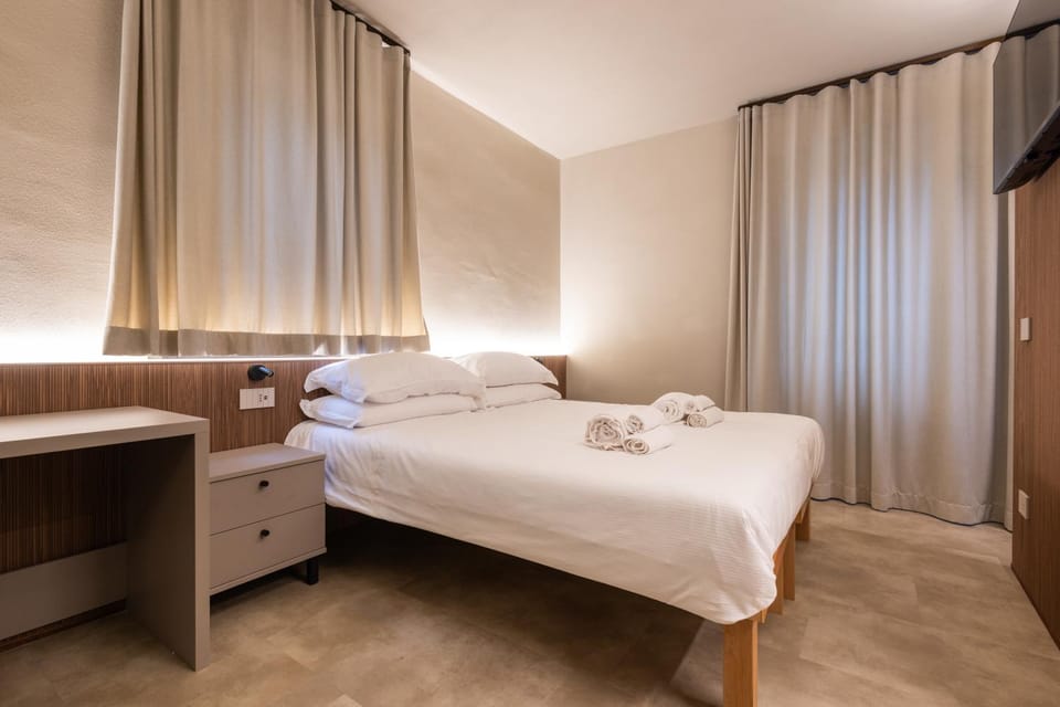 Photo of the whole room, Bedroom, towels