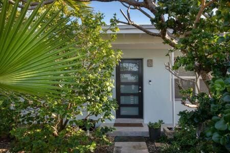 Plumeria Paradise, Modern Home Close to the Beach House in Key West