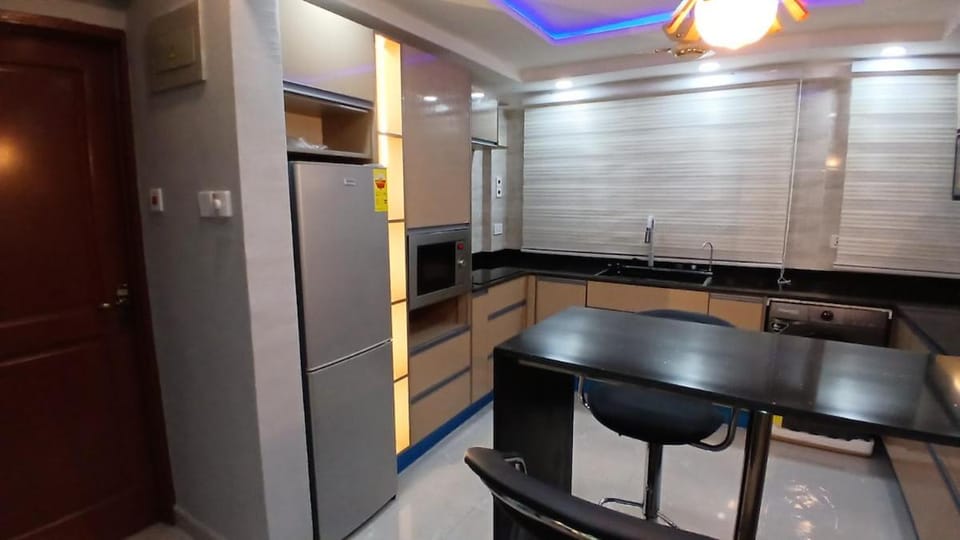 Kitchen or kitchenette, Dining area, minibar