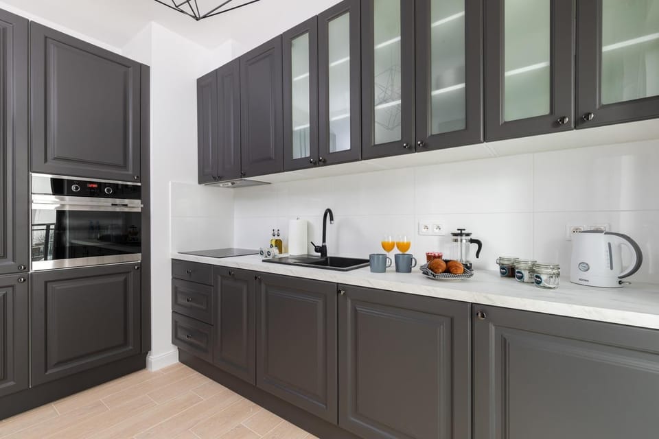 Coffee/tea facilities, Kitchen or kitchenette, stove