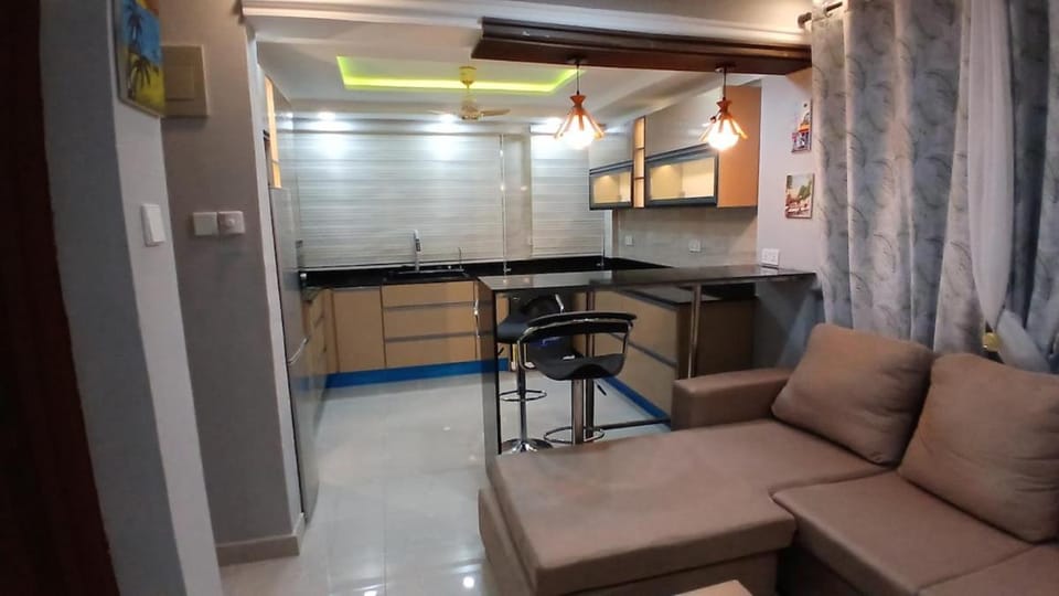 Kitchen or kitchenette, Dining area, minibar, oven, stove