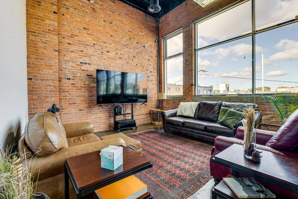 Walk to Huntington Center 5,000-Sq-Ft Dtwn Apt Apartment in Toledo