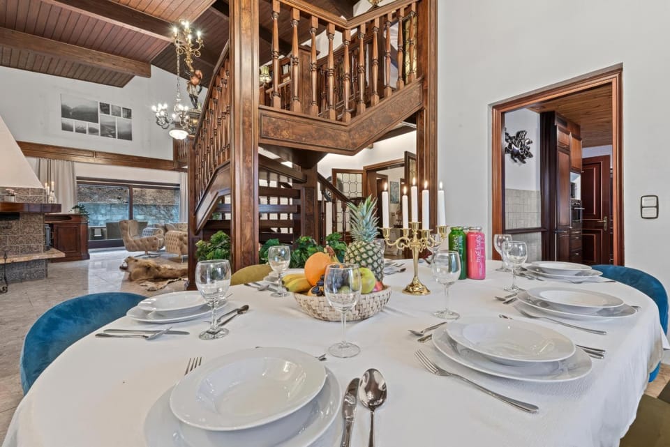 Food and drinks, Dining area, Food
