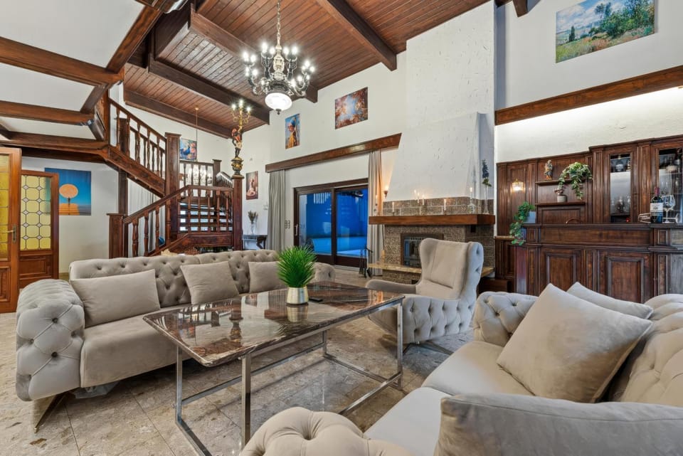 Living room, Seating area