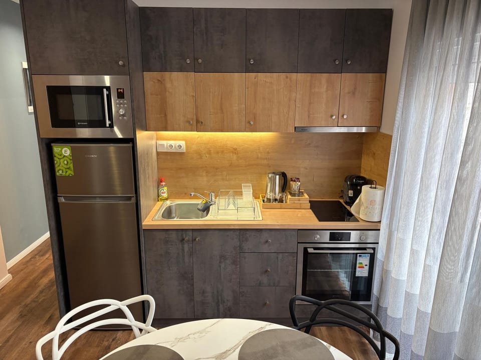 Coffee/tea facilities, Kitchen or kitchenette, oven, stove