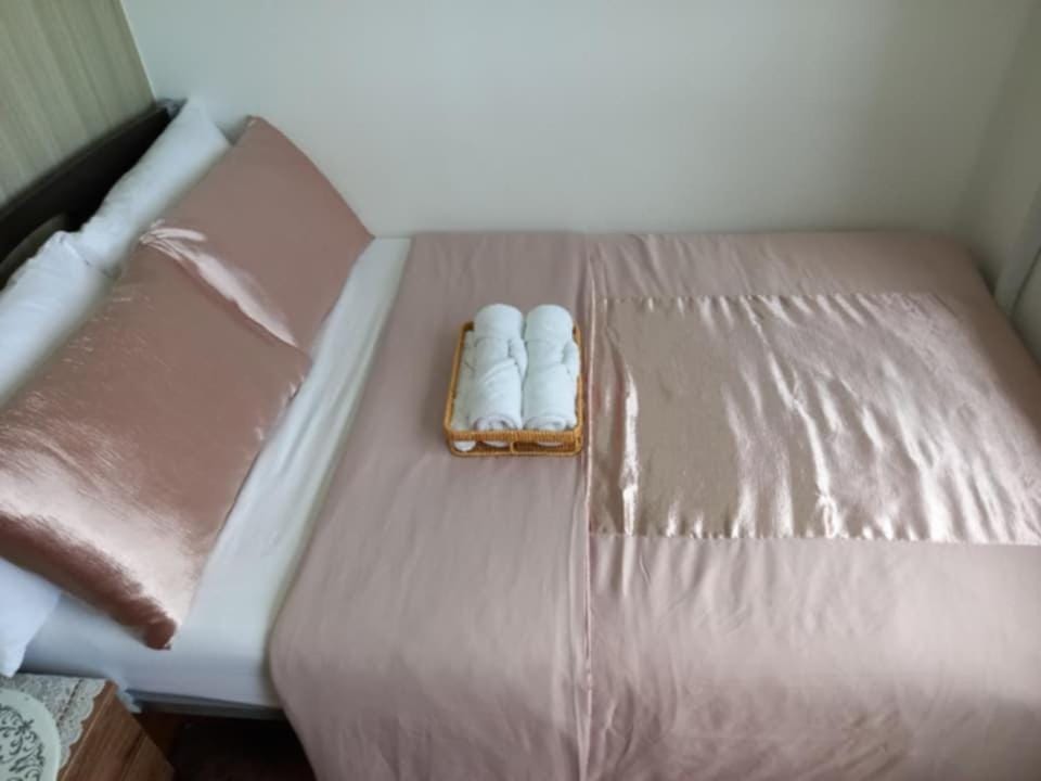 John's place near BGC and Airport Apartment hotel in Makati