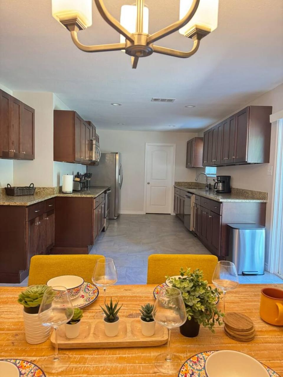 Stylish 3BR Retreat with Garage and Modern Comforts House in Farmers Branch