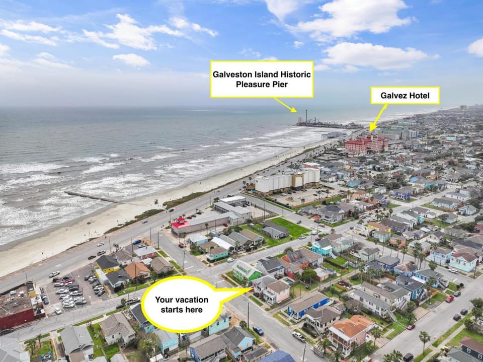 Property building, Nearby landmark, Neighbourhood, Natural landscape, Beach, Evening entertainment, City view, Sea view, Street view, Location