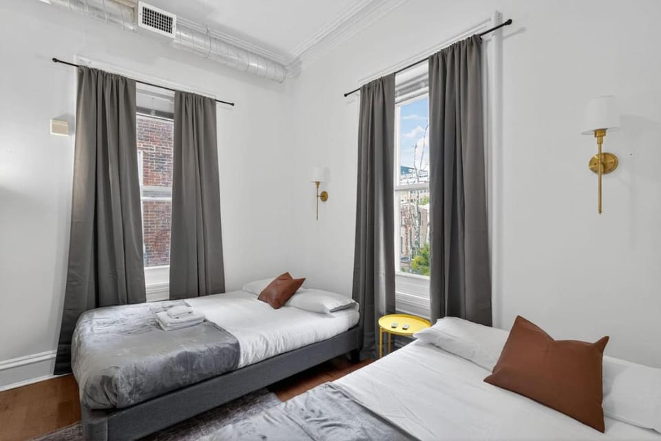 Large 1 BR in Center City with Double Queen Beds and King Sleeper Sofa) Apartment in Philadelphia