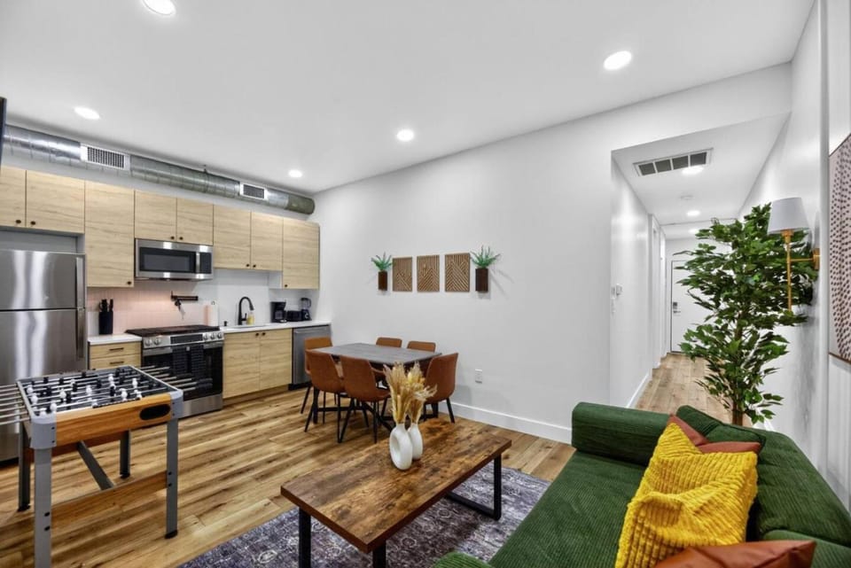 Kitchen or kitchenette, Living room, Seating area, Dining area, oven, pet friendly, stove, toaster, air conditioner