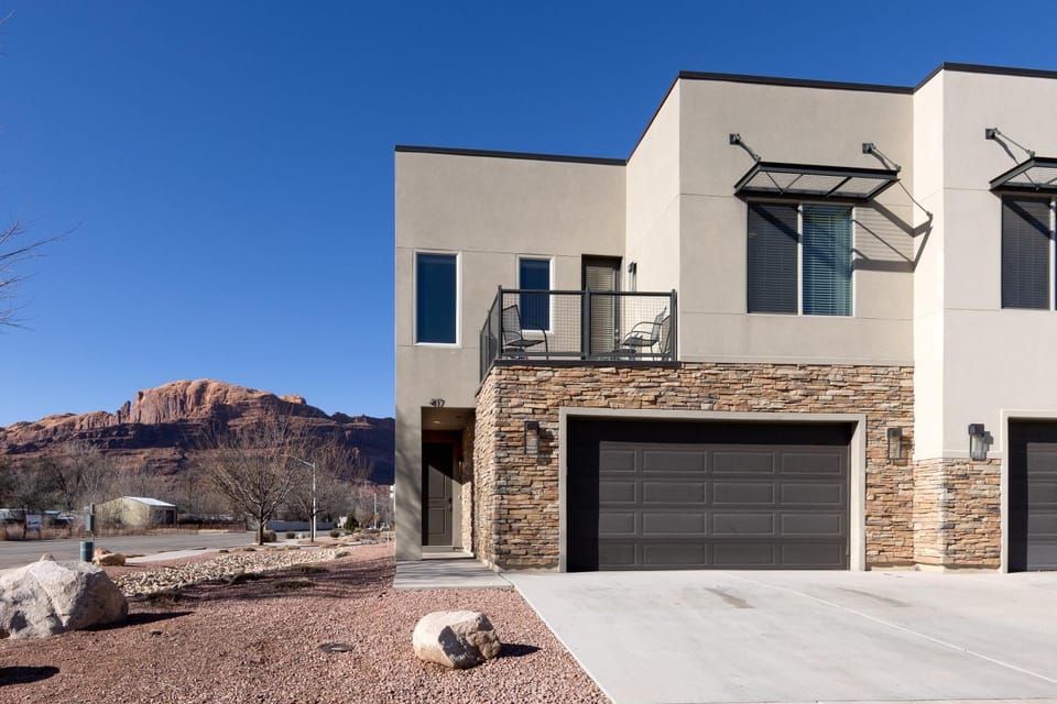 Property building, Day, Natural landscape, Mountain view, Parking