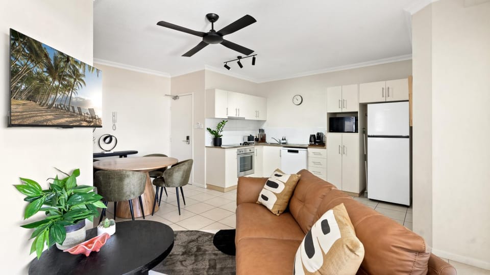 Kitchen or kitchenette, Living room, Seating area, Dining area, oven, stove