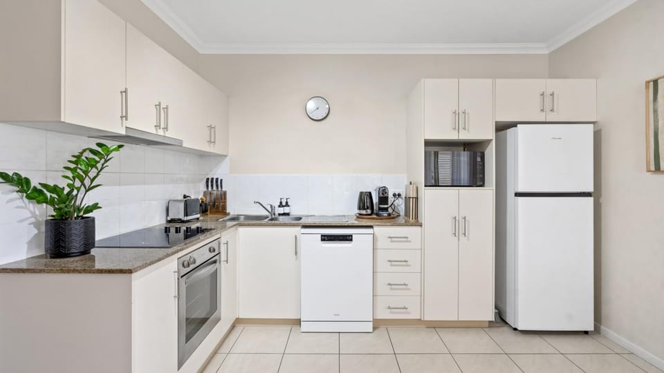 Coffee/tea facilities, Kitchen or kitchenette, dishwasher, oven, stove, toaster