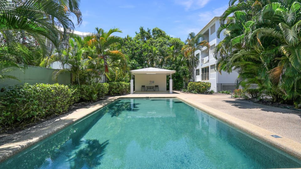 Property building, Day, Garden, Swimming pool, Swimming pool
