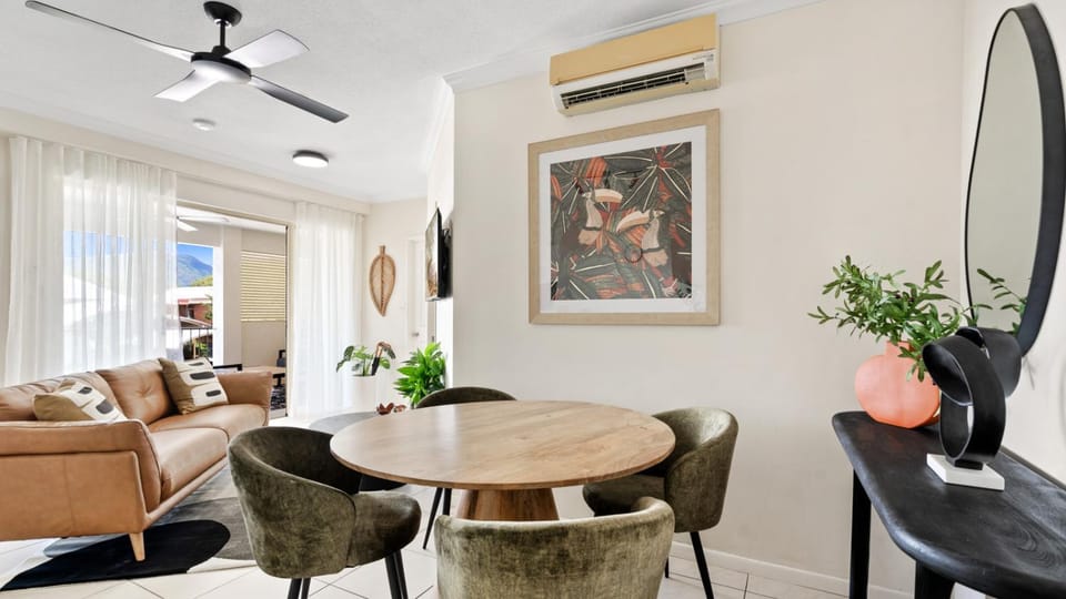 TV and multimedia, Living room, Seating area, Dining area, air conditioner