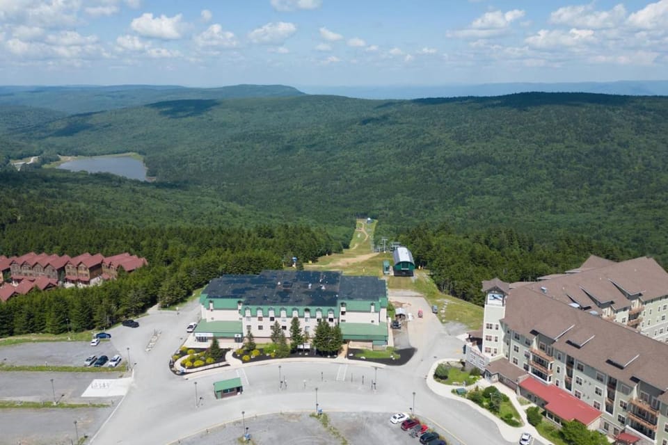 Experience luxury slopeside living in this stunning 6BR, 4.5BA Soaring Eagle condo Apartment in Snowshoe