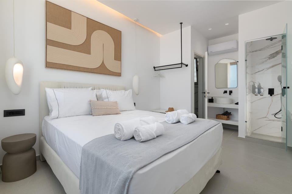 Bed, Bathroom, Photo of the whole room, Bedroom, towels, air conditioner