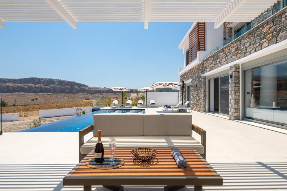 Property building, Day, Natural landscape, Balcony/Terrace, Balcony/Terrace, Mountain view, Swimming pool, sunbed