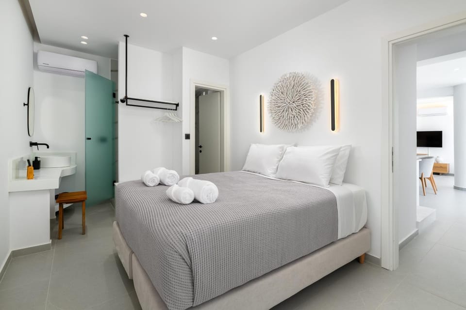 Bed, Photo of the whole room, Bedroom, towels, air conditioner
