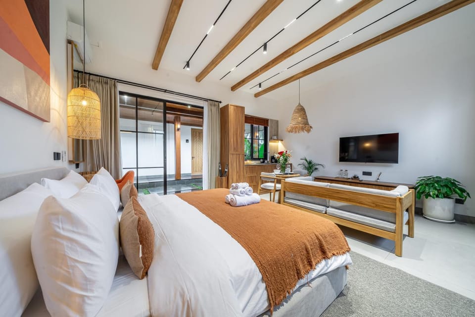 Bed, TV and multimedia, Living room, Photo of the whole room, Seating area, Bedroom, towels