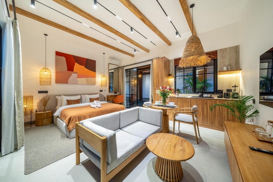 Bed, TV and multimedia, Living room, Photo of the whole room, Seating area, Bedroom