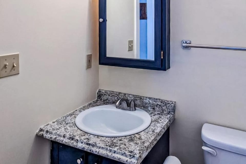 Champagne Supernova & Ludlow Lax Apartment in Ludlow