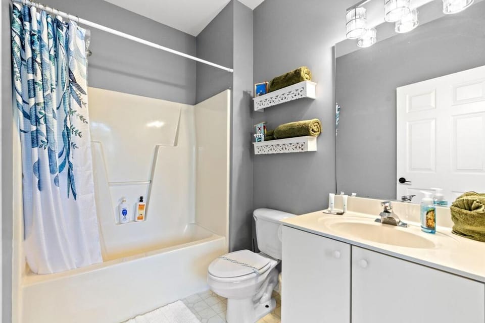 King Bed & Pool in Barefoot Apartment in North Myrtle Beach