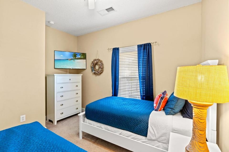 King Bed & Pool in Barefoot Apartment in North Myrtle Beach