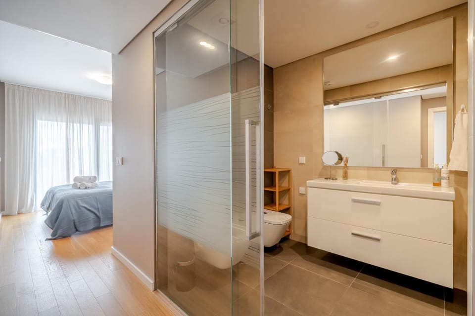 Shower, Bed, Bathroom, Photo of the whole room, Bedroom, towels