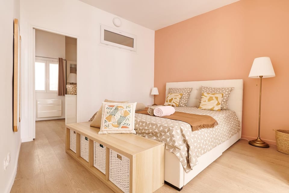 Bed, Photo of the whole room, towels, air conditioner