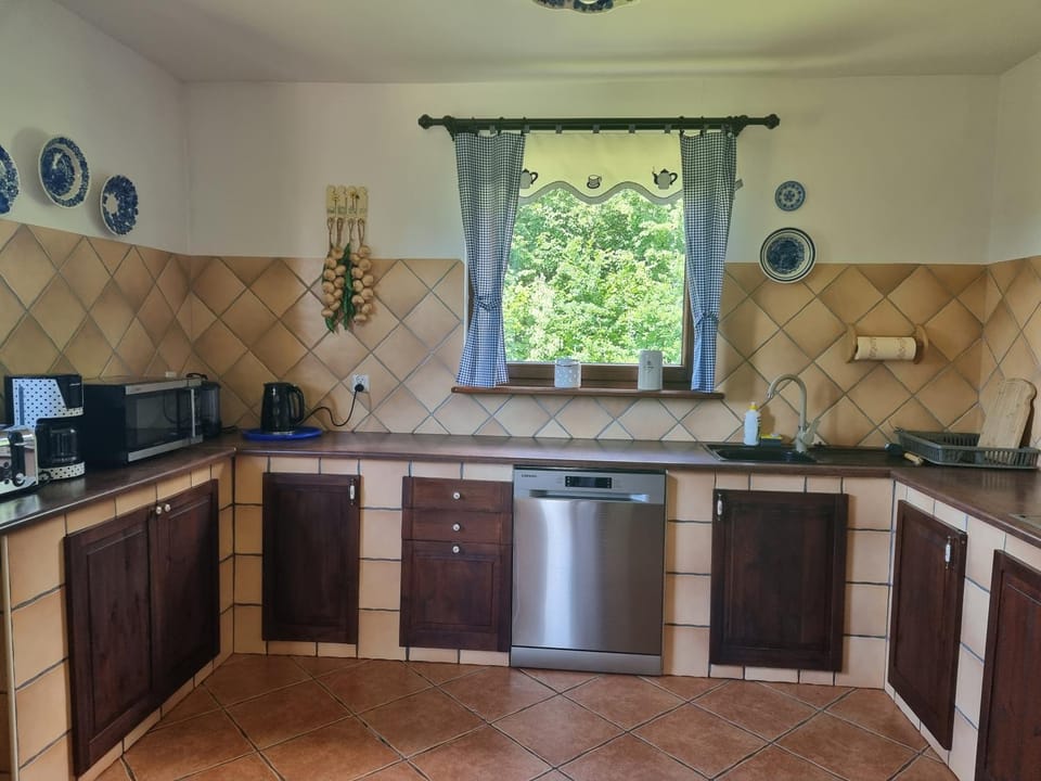 Coffee/tea facilities, Kitchen or kitchenette, pet friendly, stove