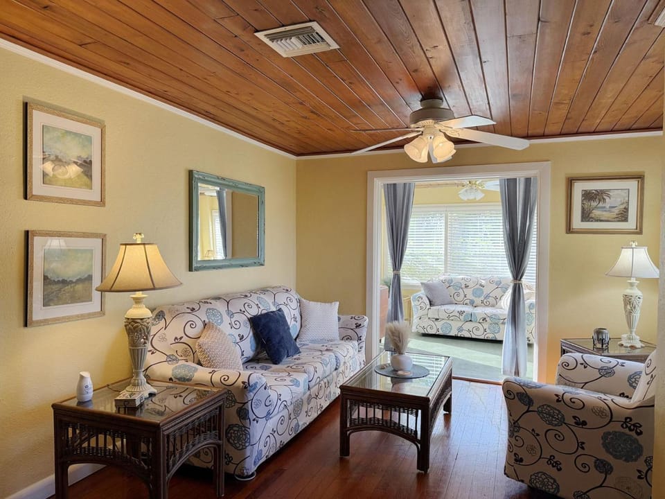 Englewood Escape – Pet Friendly + Heated Pool Bed and Breakfast in Englewood
