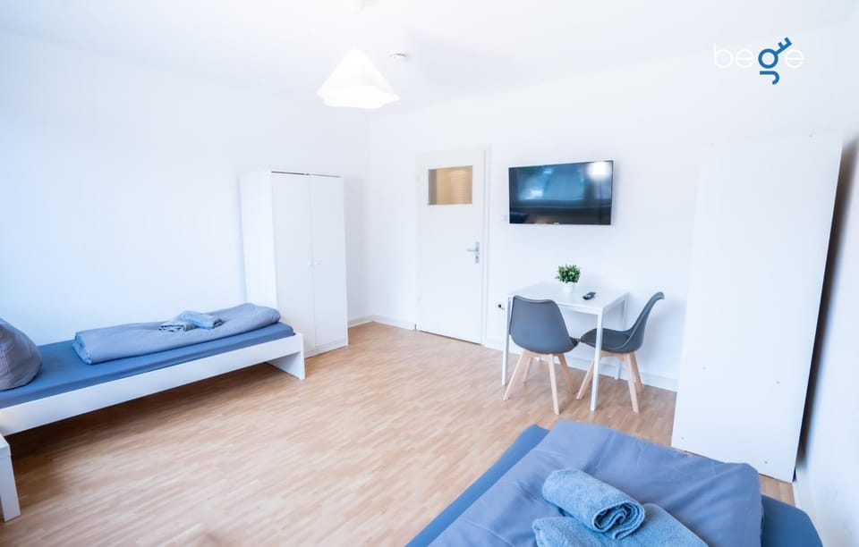 Bed, TV and multimedia, Photo of the whole room, Bedroom, towels
