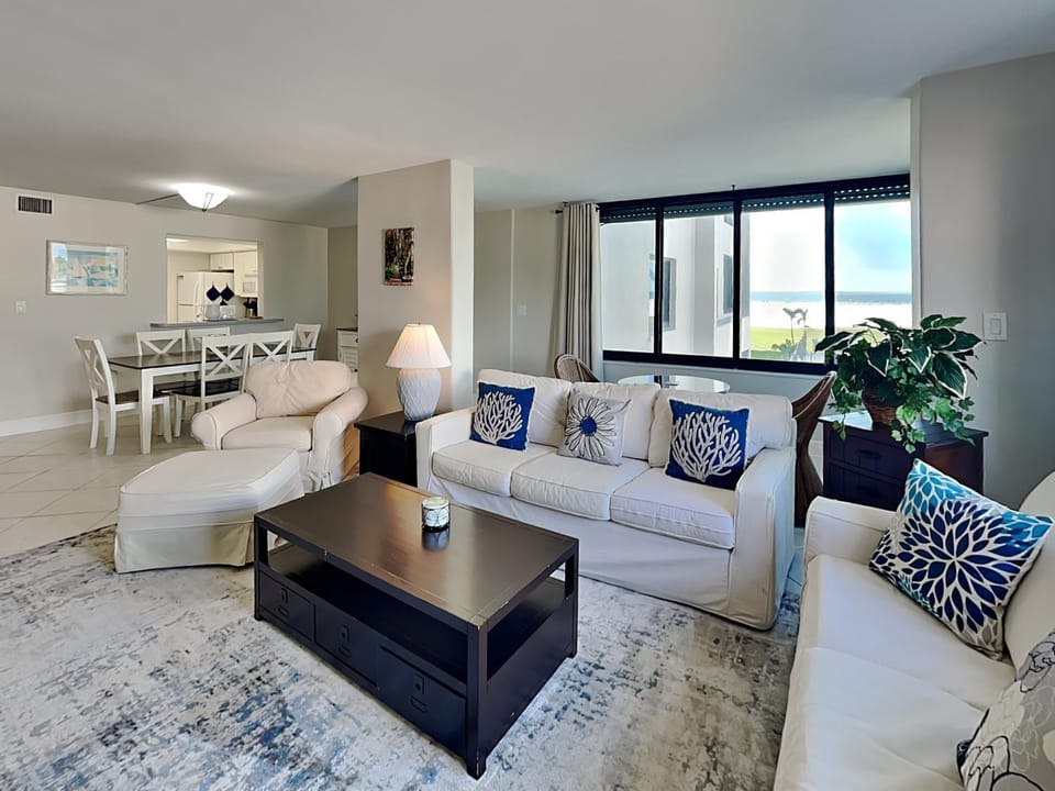 Day, View (from property/room), Kitchen or kitchenette, Living room, Seating area, Dining area, furniture