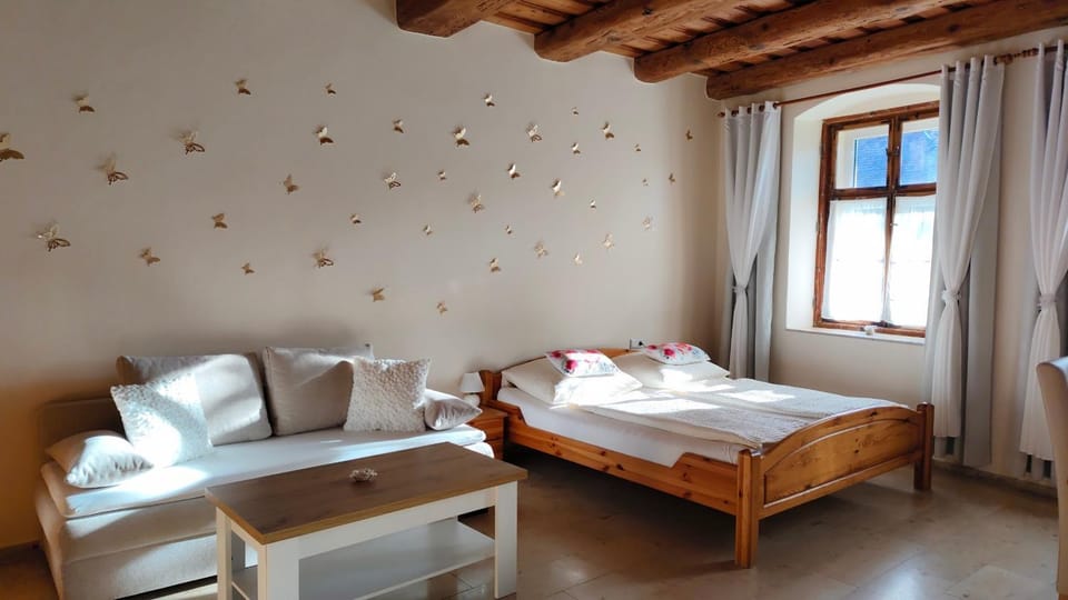 Bed, Seating area