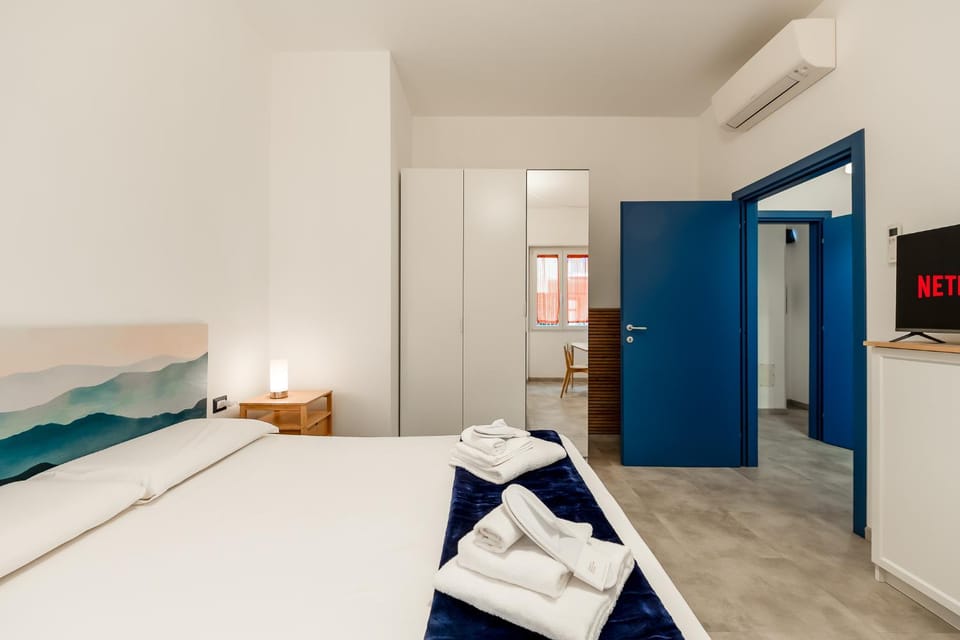 Bed, TV and multimedia, Photo of the whole room, Bedroom, towels, wardrobe, air conditioner
