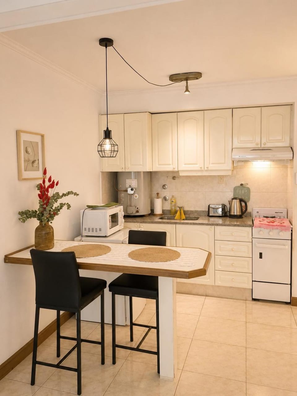 Coffee/tea facilities, Kitchen or kitchenette, Dining area, microwave, oven, stove, toaster