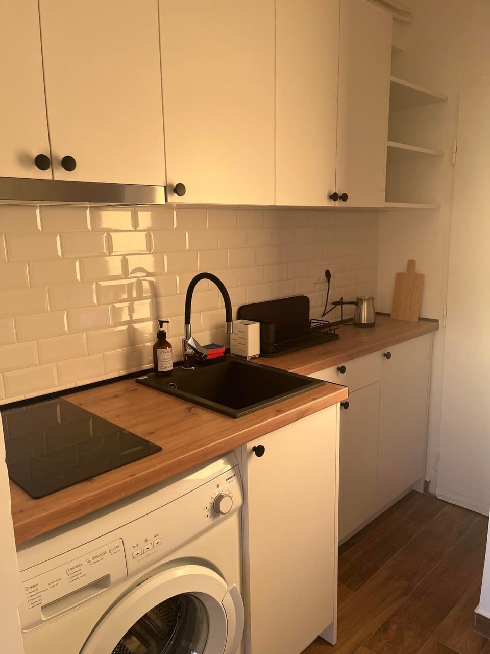 Kitchen or kitchenette, stove, washing machine