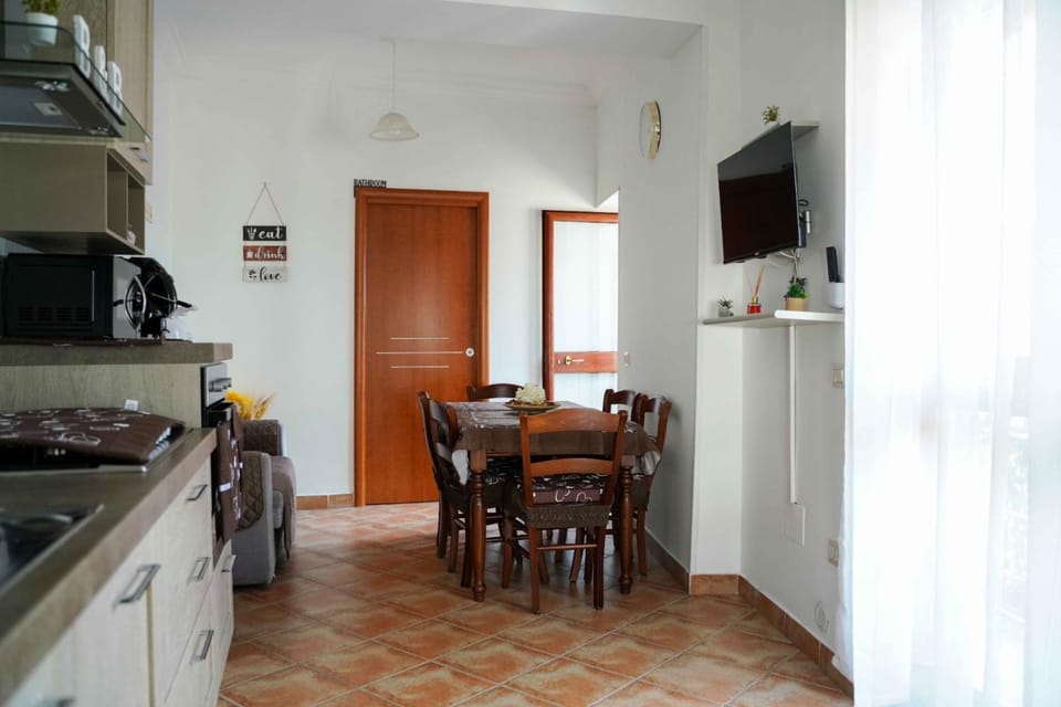 TV and multimedia, Kitchen or kitchenette, Living room, Seating area, Dining area, oven, stove