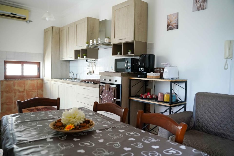 Coffee/tea facilities, Kitchen or kitchenette, Living room, Seating area, Dining area, oven, stove, air conditioner