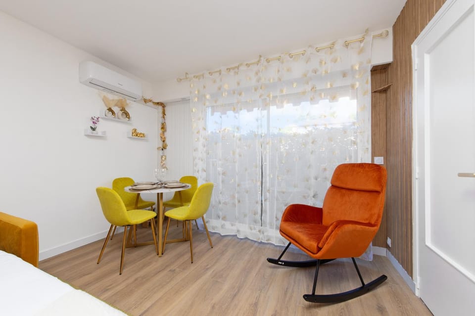 Living room, Seating area, Dining area, air conditioner